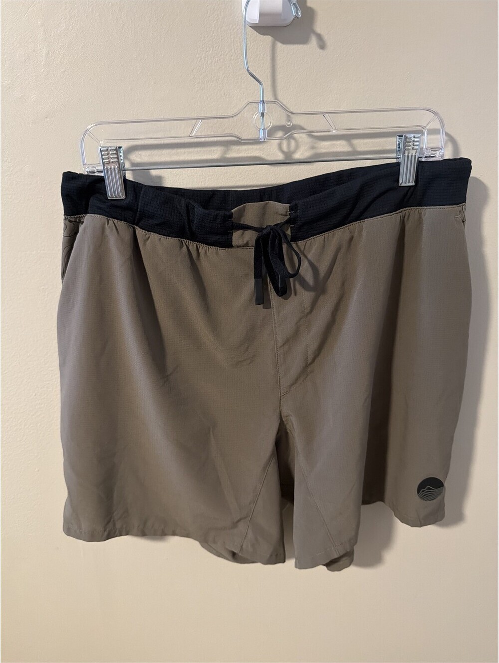 Crest Shorts Size XL